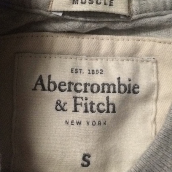 Abercrombie and Fitch Tee// Adult Small - Picture 3 of 3